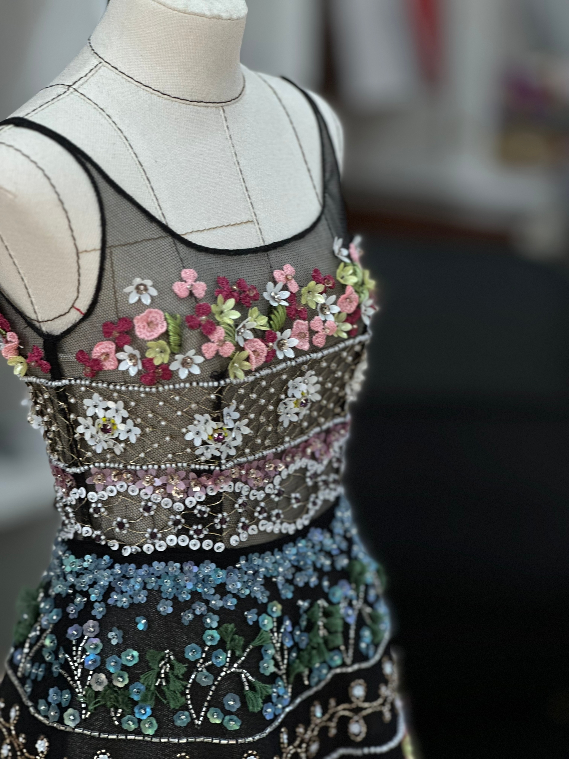 Платье с вышивкой haute couture, созданной на курсе EMBcentre