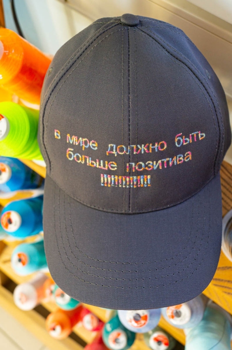 Вышивка на бейсболке: работа ученика курса «Начальный + Шрифты и надписи» от «EMBcentre» 